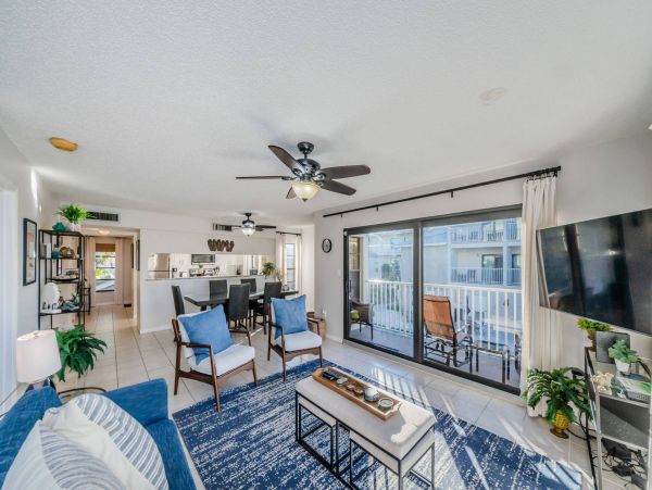 Clearwater Beach 2 Bdm-2 Bath Condo Shared Pool Steps to the Beach
