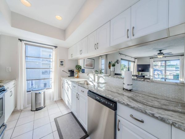 Clearwater Beach 2 Bdm-2 Bath Condo Shared Pool Steps to the Beach