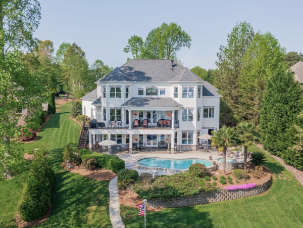 Stunning lake Views True Paradise. Magnificent Vacation Rental Home