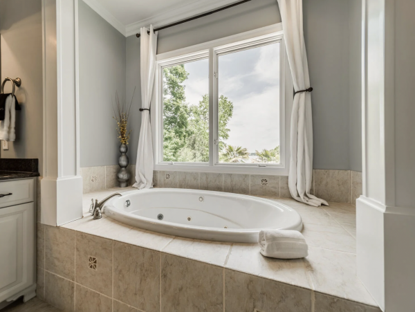 Stunning lake Views True Paradise. Magnificent Vacation Rental Home