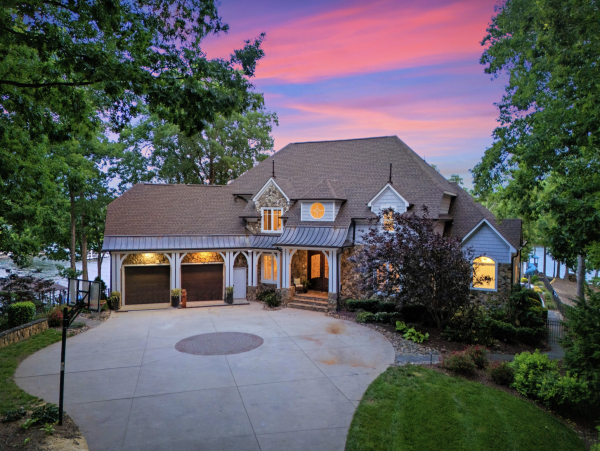 The Ultimate Lake Norman Lakeside Five Bedroom Retreat
