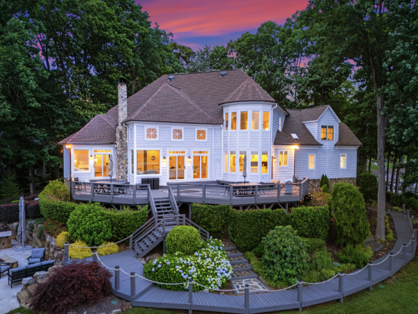 The Ultimate Lake Norman Lakeside Five Bedroom Retreat