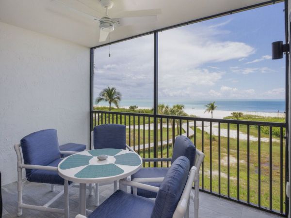 Cozy Beachfront Vacation Condo in Sanibel with Stunning Gulf Views