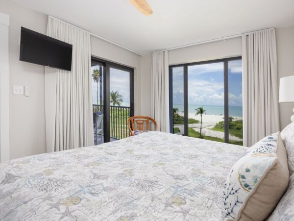 Cozy Beachfront Vacation Condo in Sanibel with Stunning Gulf Views