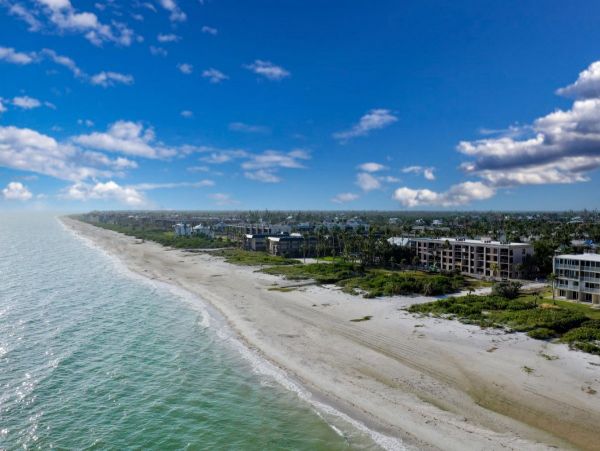 Cozy Beachfront Vacation Condo in Sanibel with Stunning Gulf Views