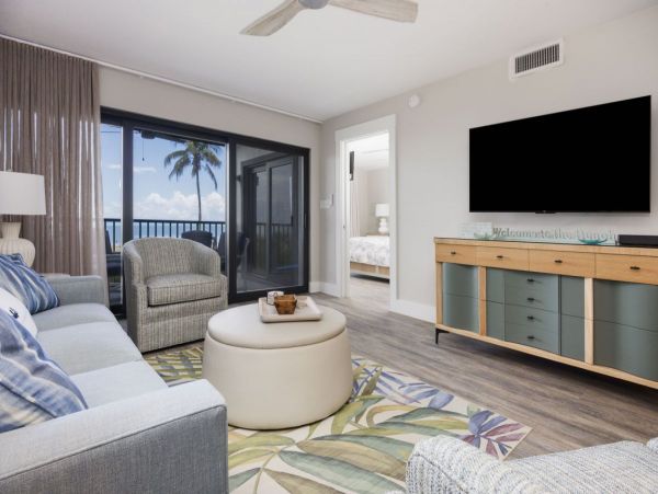 Cozy Beachfront Vacation Condo in Sanibel with Stunning Gulf Views