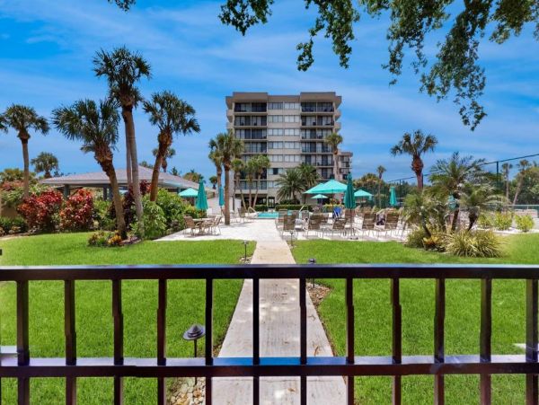 Eclectic 2 Bedroom Rental Short Walk to Beach