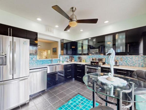 Eclectic 2 Bedroom Rental Short Walk to Beach