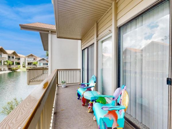 Eclectic 2 Bedroom Rental Short Walk to Beach