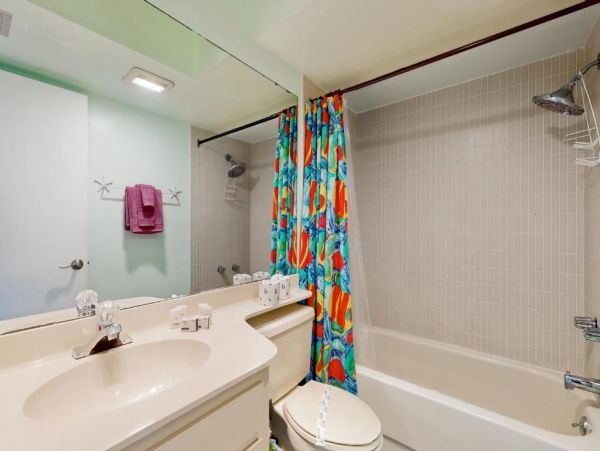 Eclectic 2 Bedroom Rental Short Walk to Beach