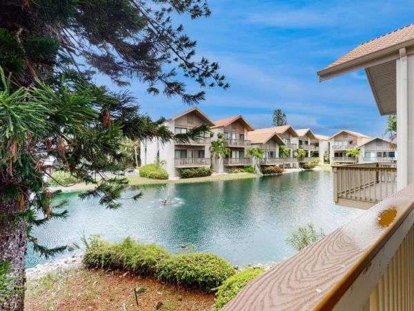 Eclectic 2 Bedroom Rental Short Walk to Beach