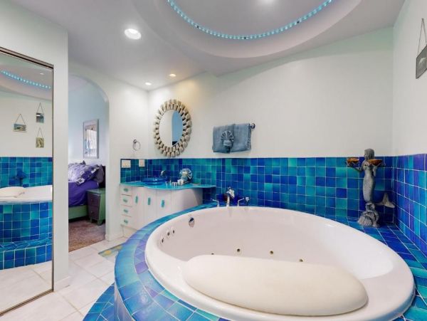 Eclectic 2 Bedroom Rental Short Walk to Beach