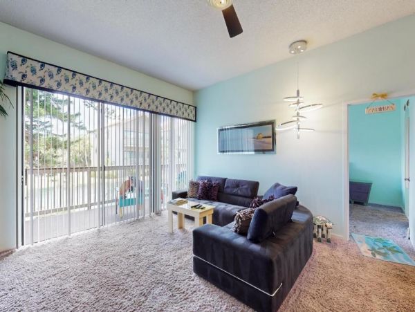 Eclectic 2 Bedroom Rental Short Walk to Beach