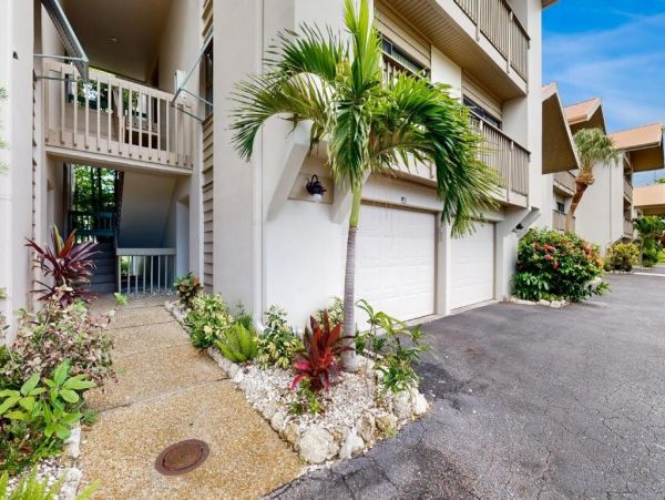 Eclectic 2 Bedroom Rental Short Walk to Beach