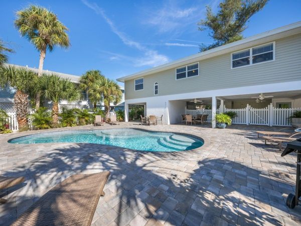 Duplex Home with Pool Walk to Siesta Key Beach & Village