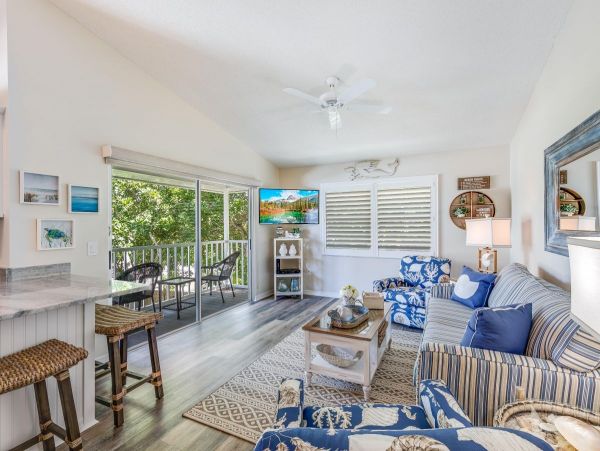 Duplex Home with Pool Walk to Siesta Key Beach & Village