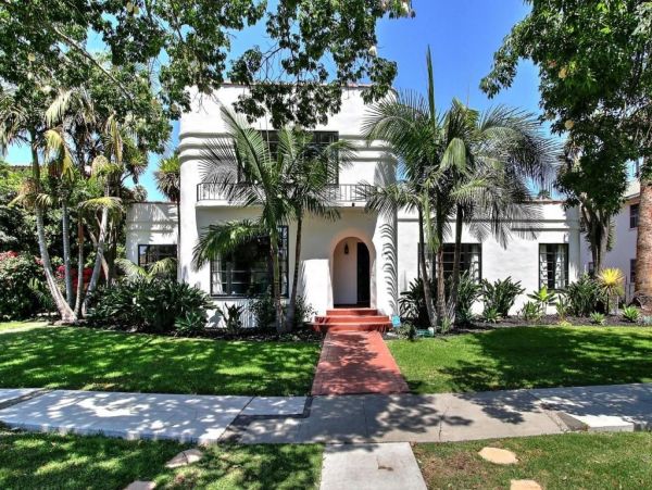 Vacation Rental Near the Beach Sleeps 10 Guests