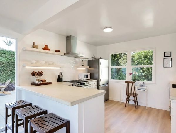 Ocean & Mountain View Three Bedroom Vacation Cottage in Santa Barbara