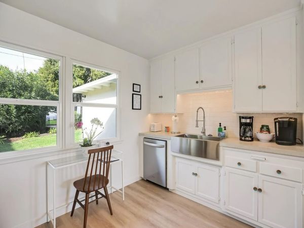 Ocean & Mountain View Three Bedroom Vacation Cottage in Santa Barbara