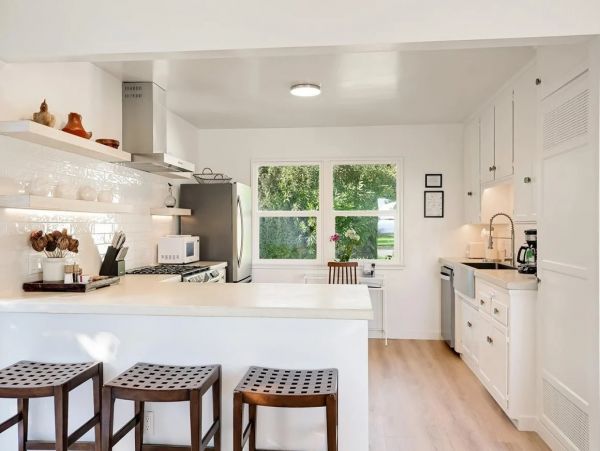 Ocean & Mountain View Three Bedroom Vacation Cottage in Santa Barbara