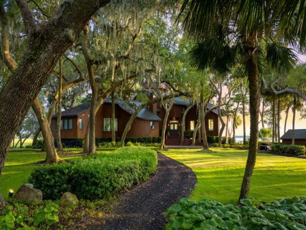 Stuning Eight Bedroom Rental Getaway in Hilton Head