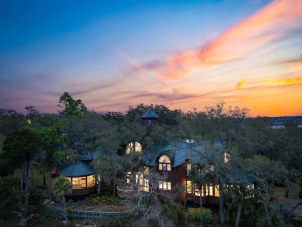 Stuning Eight Bedroom Rental Getaway in Hilton Head