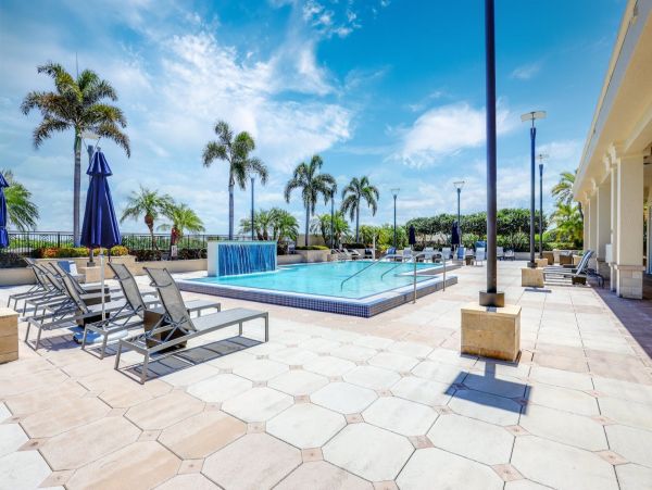 Elegant Naples Condo: Pool, Patio, and Shopping Nearby