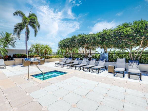 Elegant Naples Condo: Pool, Patio, and Shopping Nearby