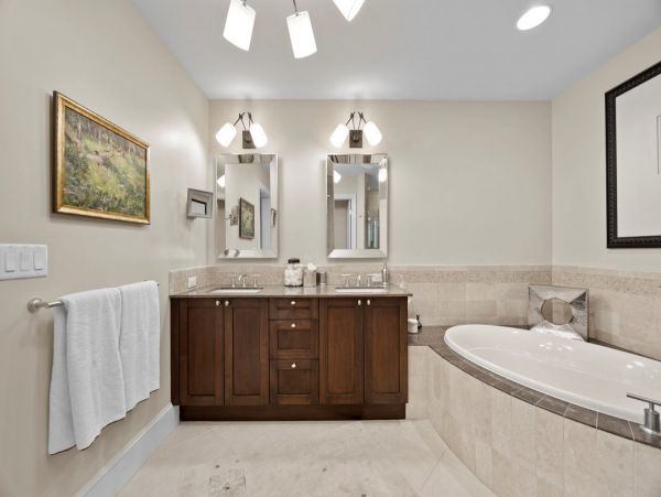 Elegant Naples Condo: Pool, Patio, and Shopping Nearby
