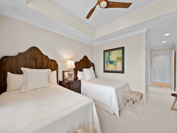 Elegant Naples Condo: Pool, Patio, and Shopping Nearby
