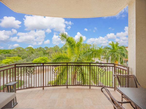 Elegant Naples Condo: Pool, Patio, and Shopping Nearby