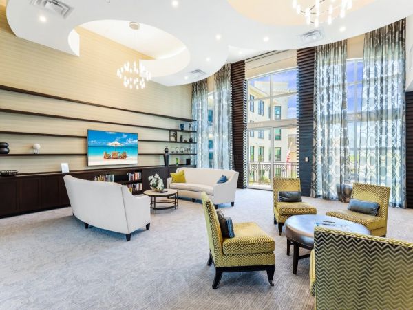 Elegant Naples Condo: Pool, Patio, and Shopping Nearby