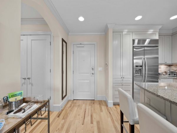 Elegant Naples Condo: Pool, Patio, and Shopping Nearby