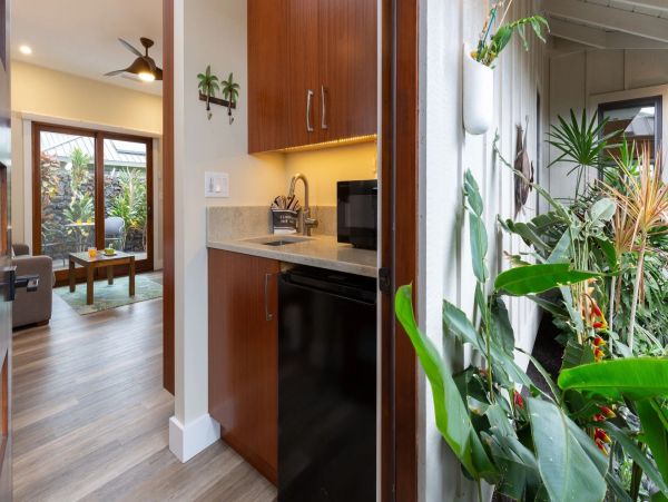 New Addition to the Luxury Hawaii Vacation Villa Market Main & Guest House