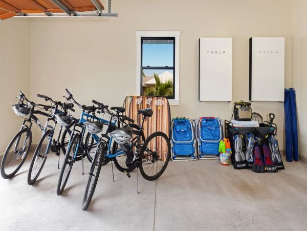 New Addition to the Luxury Hawaii Vacation Villa Market Main & Guest House