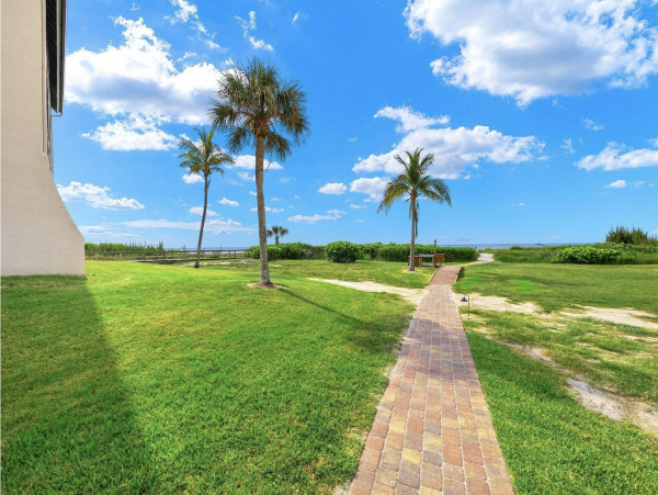 Direct Beachfront Two Bedroom Luxury Condo Sleeps 7