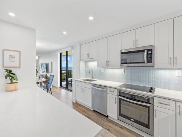 Direct Beachfront Two Bedroom Luxury Condo Sleeps 7