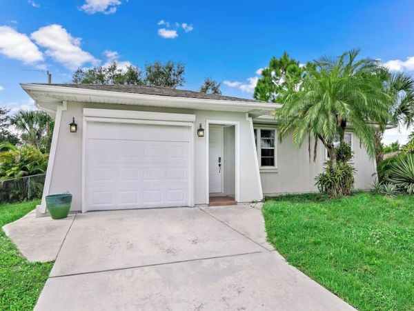 Two Bedroom Close to Beach Vacation Rental in Venice