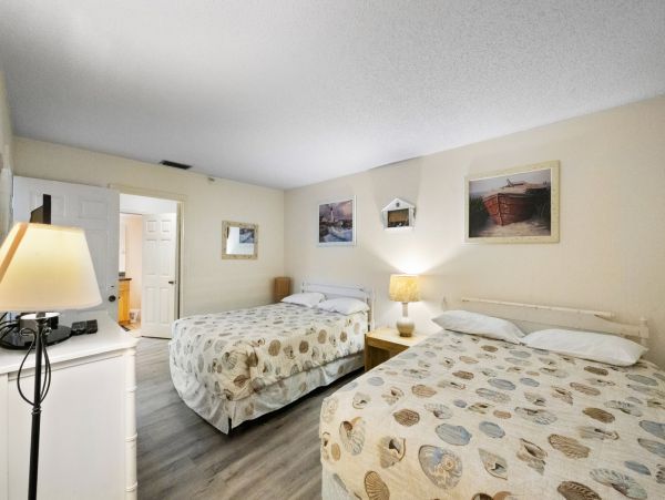 Madeira Beach Condo: Gulf Views and Prime Location