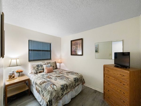 Madeira Beach Condo: Gulf Views and Prime Location