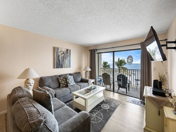 Madeira Beach Condo: Gulf Views and Prime Location