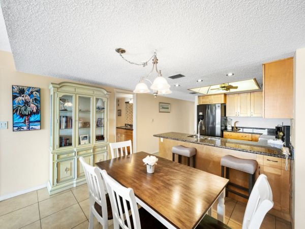 Madeira Beach Condo: Gulf Views and Prime Location