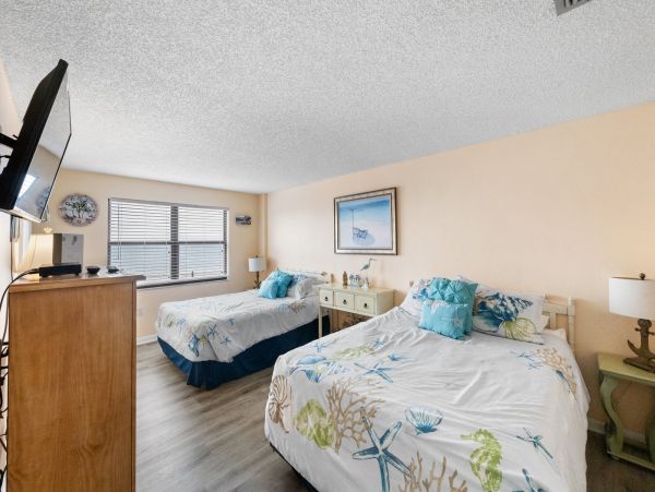 Madeira Beach Condo: Gulf Views and Prime Location