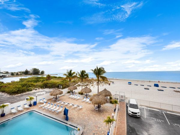 Madeira Beach Condo: Gulf Views and Prime Location