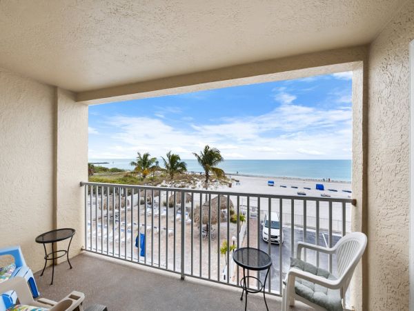 Madeira Beach Condo: Gulf Views and Prime Location