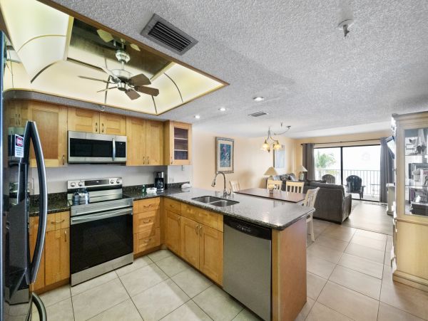 Madeira Beach Condo: Gulf Views and Prime Location