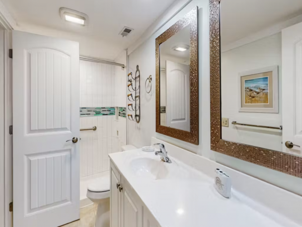 Beautiful Condo with Shared Pool Tennis and Balcony in Hilton Head