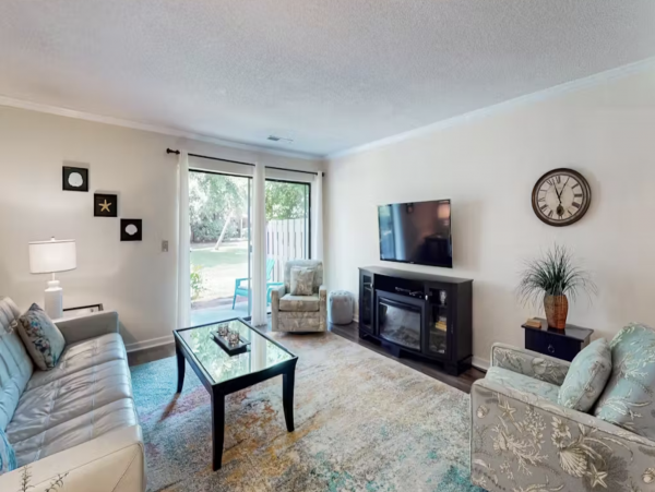 Beautiful Condo with Shared Pool Tennis and Balcony in Hilton Head