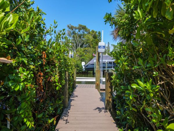 Stunning Vacation Home 3 Bedroom Canalfront