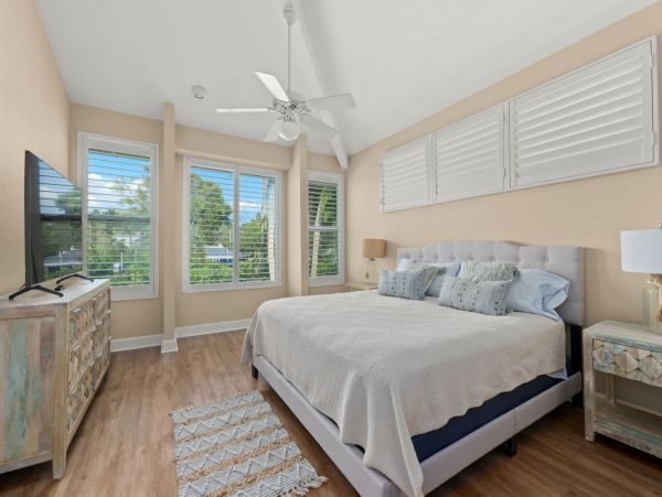 Stunning Vacation Home 3 Bedroom Canalfront
